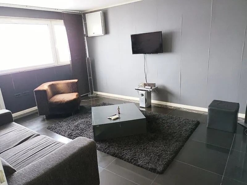 Black Apartament Nr1 Bucureşti 0*,  România